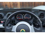パワー数値だけでは表せない自然吸気エンジンならではのリニアな加速感、車重866kgという軽さがもたらす研ぎ澄まされたハンドリング、ロータスの真髄を純粋に体現した貴重な一台と言えるでしょう。