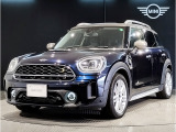 MINIのフロントグリルのデザインはイギリスで生まれた当初から、シルバーのサイドバーが折り重なった伝統的なデザインで御座います。その伝統はBMWのお車になってからでも少しずつ形を変えて守られております