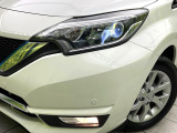 【LEDヘッドライト】悪天候や夜間走行時も良好な視界を確保し安心して運転できる高輝度LEDヘッドライトを装備!点灯速度が早く、消費電力も抑えられています。