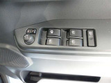 パワーウインドウ運転席はAUTOで指を放しても際上段または最下段まで動きます。