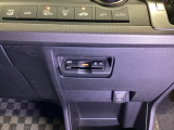 エアコンパネルの下にETCがついています。高速道路の料金所の通過も楽々です!。 カードの取り出しもしやすい場所についています。