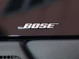 BOSEサウンドシステムを搭載。「良い音を出す」ではなく、その車種のごとに特徴を計算(車種専用設計)し、「反響音」を作り出すことによってどの座席でも自分中心で音が聴こえ、「心地よい空間」を作り出します。