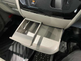 ミニテーブルとカップホルダーも運転席と助手席の間に収納されています!使わないときは、収納できるので、広々スペースも確保できます!