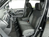 運転席と助手席は足元が繋がっているので自由に行き来しやすいので駐車場が狭いときでも助手席側からスムーズに乗り降りできて便利!
