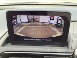 バックモニター装備♪シフトをRギアに入れると、ナビ画面に自動で切り替わりリアバンパー付近を映し出します。目視と併せて活用することで、慣れない場所での駐車も安心です☆