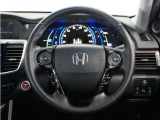 【Honda SENSING】 カメラ等装置で精度の高い検知能力を発揮、安全運転を支援します。ステアリング上のコントローラーに注目!