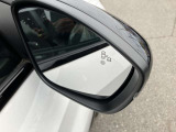 ブラインドスポットモニターがついており、斜め後ろの死角になるところに車両がいるとオレンジに光って知らせてくれます。