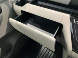 薄型のティッシュBOXなどが収納出来ます。小物入れとしても使えるので便利です。収納スペースが沢山あるので、ご自分の使いやすい車内にカスタマイズ可能☆