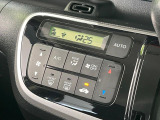 【オートエアコン】一度お好みの温度に設定すれば、車内の温度を検知し風量や温度を自動で調整。暑い…寒い…と何度もスイッチ操作をする必要はありません。快適な車内空間には必須の機能ですね♪
