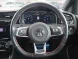 Volkswagen全車共通の上質な本革を使用した手触りのしっとりとしたステアリングです。唯一素肌が触れるハンドルは上位モデルと同じ握り心地になっております。