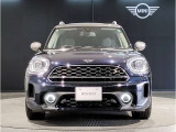 MINIのフロントグリルのデザインはイギリスで生まれた当初から、シルバーのサイドバーが折り重なった伝統的なデザインで御座います。その伝統はBMWのお車になってからでも少しずつ形を変えて守られております