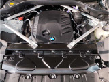 【BMWエンジン】革新的なガソリン・エンジン・テクノロジーによる高性能かつ高効率。レスポンスの良いパワーを発揮。常にスムーズな吸気を実現しアクセル開度にダイレクトに反応しドライビングを楽しく演出。