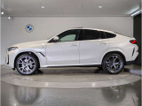 【拘りのFR】BMWが多く採用するFR車。ダイレクトでスポーティな加速感・シャープなハンドリングを実現。縦置きエンジンレイアウトにより、フラットで上質な乗り味です。