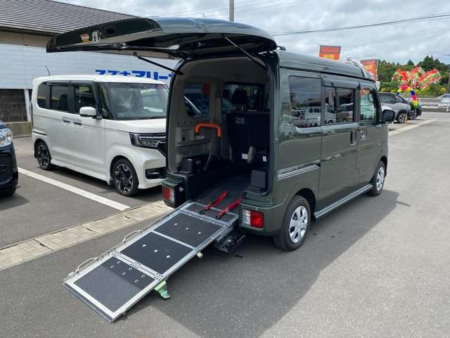 エブリイワゴン ウィズ 車いす移動車 左右分割式リアシート付 