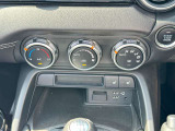 フルオートエアコンを採用!座面と背もたれを素早く暖め、寒い時期にも快適な運転環境を提供する運転席&助手席シートヒーター機能も!下にはUSB差込口もついています♪