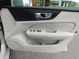 白と黒のコンビネーションドアパネル。白基調のため車内を広く感じさせてくれます。
