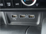 スマートフォンの充電等にも便利なUSB電源ソケット等も使いやすい場所に装備されています。
