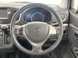 インテリアに合わせたデザインのステアリングは、運転される方のことも考え、運転しやすい形状、大きさです。是非一度、実際に触ってお確かめください。