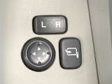 【電動格納ミラー】サイドミラーは電動格納式となっており、狭い駐車場でもキズがつくリスクを抑えられます。