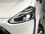 【LEDヘッドライト】悪天候や夜間走行時も良好な視界を確保し安心して運転できる高輝度LEDヘッドライトを装備!点灯速度が早く、消費電力も抑えられています。