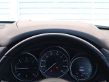 運転視界の遠方上方に虚像を投影することで前を見ながら情報の視認ができます。本当にドライバーが必要な情報を適切に伝え、楽しんで頂くことを考えた新世代装備です。※虚像は2.6m前方に浮かぶイメージです。