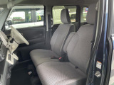 フロントシートはベンチシートです。インパネシフトで足元は広々。運転席と助手席はウォークスルーできます。