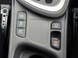 トヨタハイブリッドカー特有の、EV走行モードスイッチ、夜間などエンジン音を立てずにモーターのみでの走行ができます。