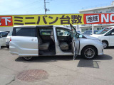後部座席のドアを開けた画像です。スムーズに乗り降りが可能です♪