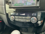 運転席と助手席の設定温度をそれぞれ独立して調整できる独立温度調整機能付きオートエアコン