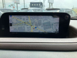 8.8インチにサイズUPした、マツダコネクト。センターコマンダーはタッチパッド型になっており、ナビ地図の縮小/拡大も簡単に行えます。