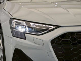 【LEDヘッドライト】グリルとともに、車の顔ともいえるヘッドライト。歩行者や車を感知し、細かくオンオフを調整。夜間の安全性と、デザインのシャープさが際立つ、アウディらしい機能美の象徴です。