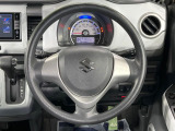 インテリアに合わせたデザインのステアリングは、運転される方のことも考え、運転しやすい形状、大きさです。是非一度、実際に触ってお確かめください。