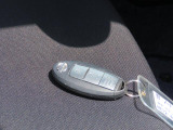 キーをポケットに入れたままでもエンジンON/OFF、ドア施錠/開錠可能♪便利なスマートキー付です♪