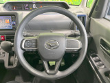 インテリアに合わせたデザインのステアリングは、運転される方のことも考え、運転しやすい形状、大きさです。是非一度、実際に触ってお確かめください。