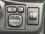 【電動格納ミラー】サイドミラーは電動格納式となっており、狭い駐車場でもキズがつくリスクを抑えられます。