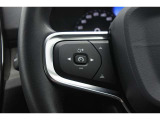 左側のステアリングスイッチは、ワンタッチでアダプティブクルーズコントロールのセットが可能です。