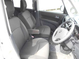 運転席は、ひじ掛け付きのシートでゆったり座れます!!