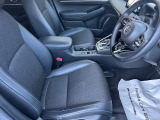 乗り心地の良いフロントシートです。足回りも広々としておりますので、長時間の運転も疲れづらいですよ。