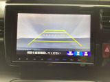 バックでの車庫入れも安心です! リアカメラが付いているバックモニター付のナビを装備しております。操作線もついており距離感も画面から確認できます。