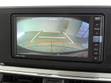 バックガイドモニター付き。車両後方の映像をナビ画面に表示し、駐車などの後退操作をサポートします。