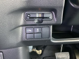 ハンドルの左下にETCがついています。高速道路の料金所の通過も楽々です。 カードの取り出しもしやすい場所についています。その下に、VSA(ABS+TCS+横滑り抑制)の解除スイッチなどがついています。