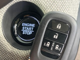 【Hondaスマートキー】カバンやポケットに入れたままでもドアの施錠・解錠が可能なスマートキーを装備。エンジンのオン・オフ時もカギを取り出す必要が無いからとっても便利です♪