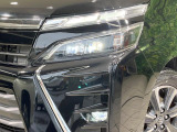 【LEDヘッドライト】悪天候や夜間走行時も良好な視界を確保し安心して運転できる高輝度LEDヘッドライトを装備!点灯速度が早く、消費電力も抑えられています。