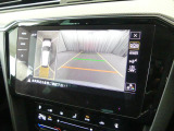 ★ギアをリバースに入れると車両後方の映像を映し出します。バック時の後方視認をサポートします。