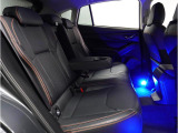 リアシートのセンターアムレストには2つのカップフォルダーつきで、車内全員がゆったりお過ごしいただけます!!