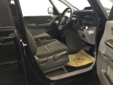 運転席は、大きな座面と包み込むような背もたれがドライバーの身体全体をしっかり支えます。上質なシート素材と座り心地のよいクッションを採用し、長時間の運転やコーナーの多い道も快適です。