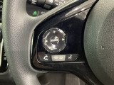 ステアリングスイッチがついていますので、オーディオのチャンネル変更、ボリューム、ジャンル変更が操作可能です。ハンドルから手を離さず安全に操作できます。
