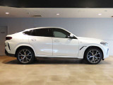 滑らかなルーフラインがクーペ的な流麗さを演出。BMWの持つスポーティーさも加味されたシルエット