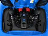 488 Spiderには、3.9リッターV8ツインターボエンジンが搭載されており、出力670馬力、最大トルク760Nmを発揮します。