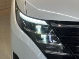 【LEDヘッドライト】悪天候や夜間走行時も良好な視界を確保し安心して運転できる高輝度LEDヘッドライトを装備!点灯速度が早く、消費電力も抑えられています。